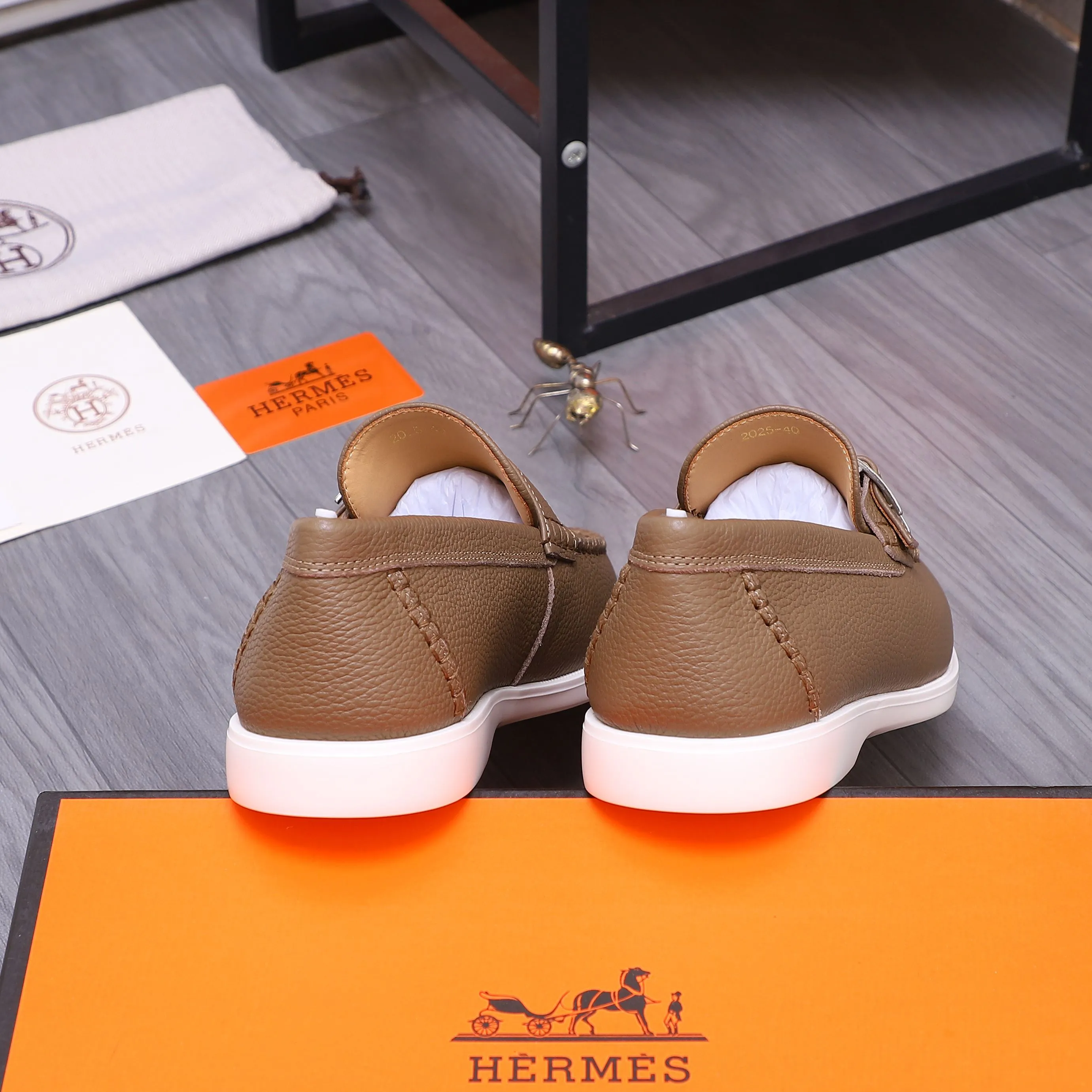 Men's shoes 💰p560 Product trademark: HERMES "Hermes" casual slip-on men's shoes. Regular size: 38-46 (45.46 is custom-made and non-returnable) Product materials: Selected pebbled cowhide upper, cowhide lining, original foam rubber ultra-light sole